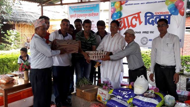 बालबालिकालाई सामाग्री हस्तान्तरण